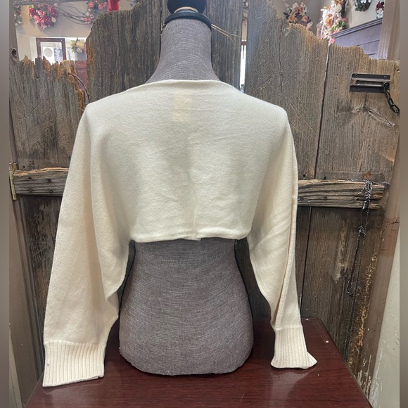Cream colored long-sleeve crop top - Picture 5 of 7